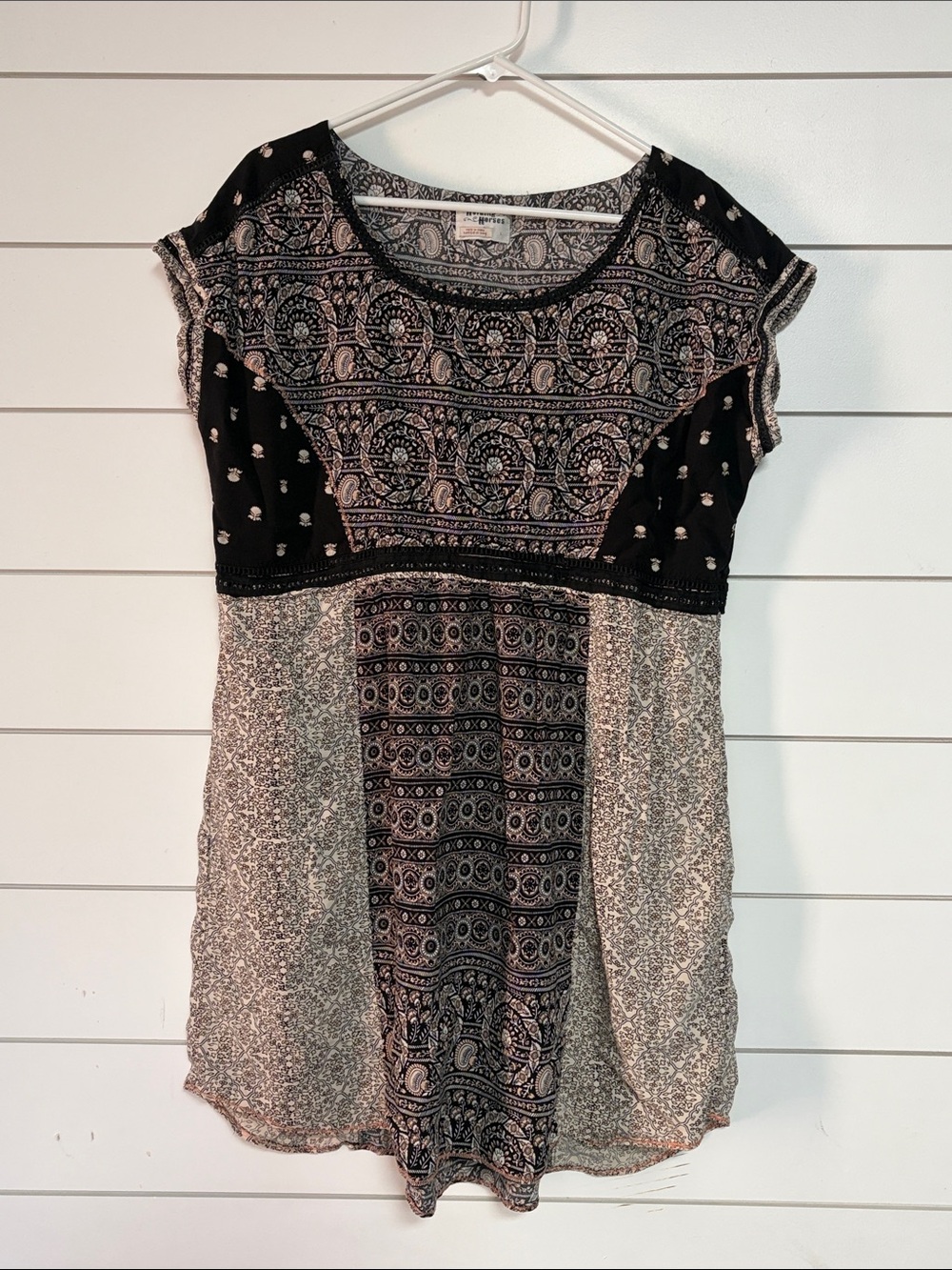 HOLDING HORSES Black and Cream Boho Paneled Short Sleeve Tunic - Picture 2 of 9